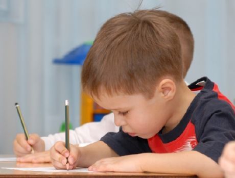 Kā iemācīt bērnam rakstīt ir problēma daudziem jaunajiem vecākiem